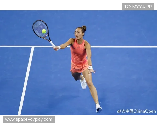 郑钦文中网比赛氛围热烈，球迷狂欢女王取开门红开怀大笑