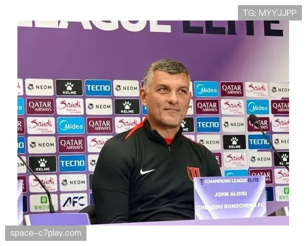 终场哨响，成都蓉城新帅阿洛伊西首次带队训练受关注